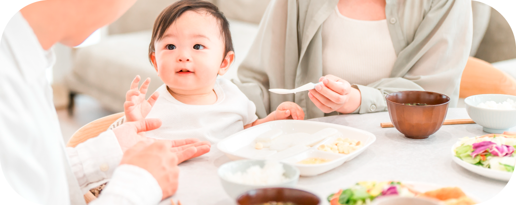 家族で食卓を囲むイメージ
